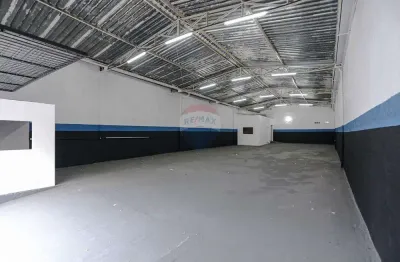 Galpão / Depósito / Armazém para alugar em Centro de 250.00m² com 4 Garagens