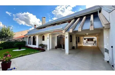 Sobrado para venda em Xaxim de 351.00m² com 6 Quartos, 1 Suite e 5 Garagens