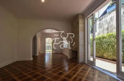 Casa para alugar em Jardins de 250.00m² com 3 Quartos, 1 Suite e 4 Garagens