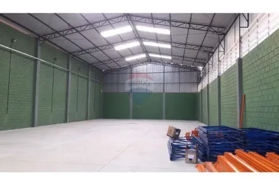 Galpão / Depósito / Armazém para alugar em Veraneio Maracanã de 750.00m²