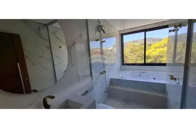 Casa de Condomínio para alugar em Chácaras Maringá de 360.00m² com 5 Quartos, 5 Suites e 3 Garagens