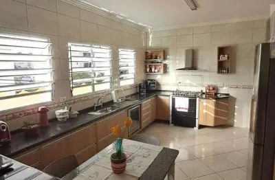 Sobrado para venda em Centro de 212.00m² com 3 Quartos, 2 Suites e 3 Garagens