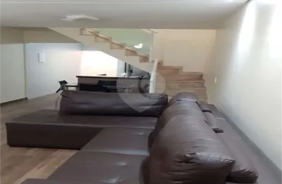 Sobrado para venda em Vila Humaitá de 200.00m² com 3 Quartos e 3 Garagens