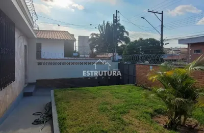 Casa para alugar em Centro de 262.00m² com 4 Quartos, 1 Suite e 2 Garagens