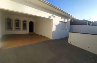 Casa para venda em Vila Nova Botucatu de 190.00m² com 4 Quartos, 1 Suite e 3 Garagens