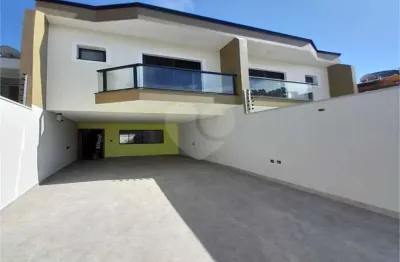 Sobrado para venda em Parque Oratório de 142.00m² com 3 Quartos, 1 Suite e 4 Garagens