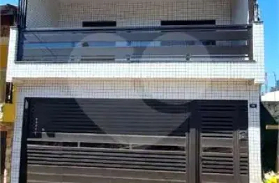 Sobrado para venda em Cooperativa de 225.00m² com 4 Quartos e 2 Garagens