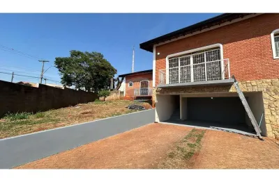 Casa para alugar em Jardim Santa Rosa de 166.00m² com 3 Quartos e 5 Garagens