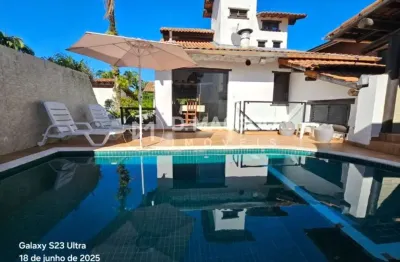 Casa para alugar em Condomínio Lagoinha de 331.00m² com 5 Quartos, 3 Suites e 4 Garagens