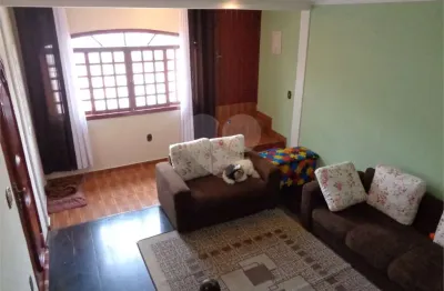 Casa para venda em Jardim Santo Antônio de 234.00m² com 4 Quartos, 1 Suite e 2 Garagens