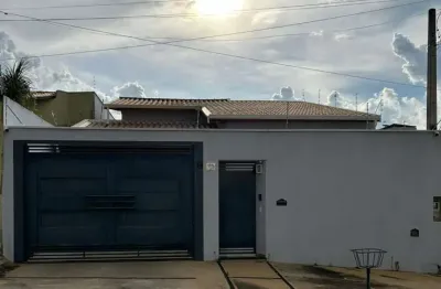 Casa para venda e aluguel em Jardim Europa de 149.00m² com 3 Quartos, 1 Suite e 4 Garagens