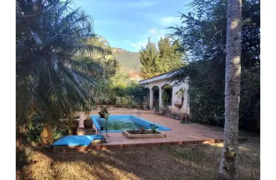 Casa de Condomínio para alugar em Condomínio Flamboyant-b de 343.00m² com 4 Quartos, 1 Suite e 2 Garagens