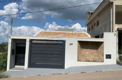 Casa para venda em Jardim Vista Alegre de 158.30m² com 3 Quartos, 1 Suite e 4 Garagens