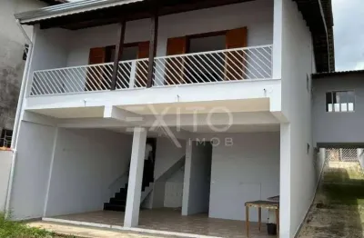 Casa para venda em Parque Cidade Jardim de 195.00m² com 3 Quartos e 1 Garagem
