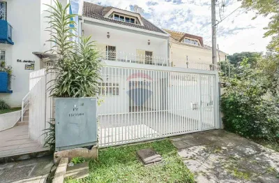 Sobrado para venda em Água Verde de 177.00m² com 3 Quartos, 1 Suite e 3 Garagens