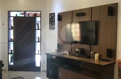 Casa para venda em Parque Cidade Jardim de 223.00m² com 3 Quartos, 1 Suite e 2 Garagens