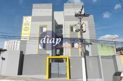 Apartamento na cobertura com 2 quartos amplos, sala, cozinha, lavanderia e quintal com churrasqueira privativa.