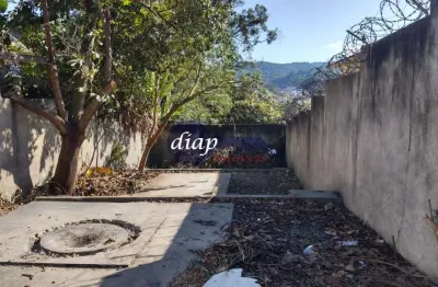 Ótimo terreno no jardim peri com 400 metros quadrados, com  pequena edícula de 2 dormitórios, 1 banheiro e cozinha conjugada com a sala. o imóvel está