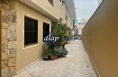 Lindo sobrado com 195 m² em condomínio fechado divididos em 3 quartos, sendo 1 suíte, sala para 2 ambientes, cozinha espaçosa, 3 banheiros, lavanderia