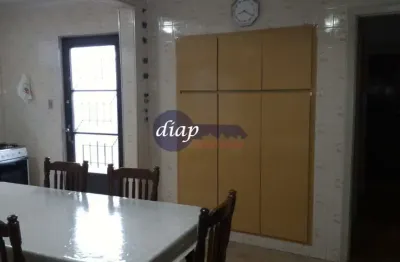 Ótima casa térrea na vila vitório mazzei com 2 dormitórios com armários embutidos, sendo 1 suíte, cozinha com armários embutidos, sala para 2 ambiente