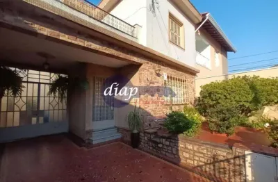 Esse sobrado é um verdadeiro charme. uma autêntica 'casa à moda antiga'. você vai se sentir nostálgico ao entrar nesse imóvel, a começar pelo jardim a