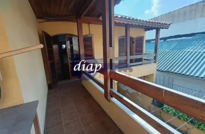 Lindo sobrado com 4 quartos em cima, sendo 1 suíte, e 1 banheiro. na parte inferior temos a sala ampla, cozinha e mais um banheiro. o terreno possui m