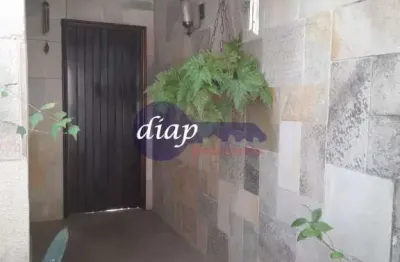 Lindo sobrado com 4 dormitórios, sendo 2 suítes, 2 salas, lavabo, cozinha, lavanderia, quintal, edícula  com banheiro e 2 vagas de garagem. imóvel com