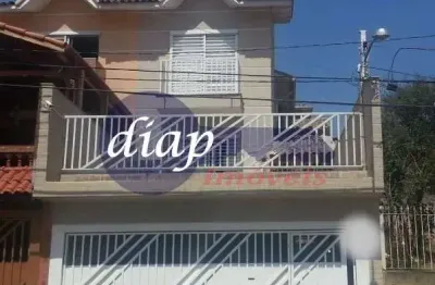 Excelente sobrado no jardim centenário com 3 dormitórios com armários embutidos, sendo 1 suíte com sacada, sala ampla, cozinha planejada, 2 banheiros