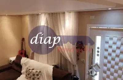 Lindo sobrado no jardim frança todo reformado com 2 dormitórios com armários embutidos, sala ampla, cozinha planejada, 1 banheiro social com box de vi