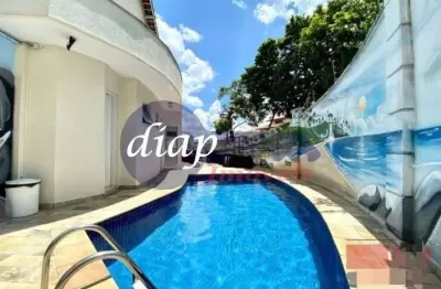 Lindo sobrado em condomínio fechado com 3 dormitórios, sendo 1 suíte com closet, 4 banheiros, ampla sala, quintal com churrasqueira, cozinha, área de