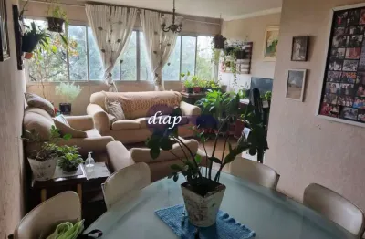 Apartamento com 106 metros quadrados divididos em 3 quartos, sendo 1 suíte, 4 banheiros, sala, cozinha, lavanderia e 2 vagas de garagem escrituradas.