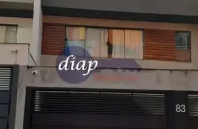 Lindo sobrado com 3 andares, 4 vagas, 3 quartos, sendo 1 suíte, banheiro social com box, lavabo, cozinha, lavanderia e varanda gourmet coberta. ficam