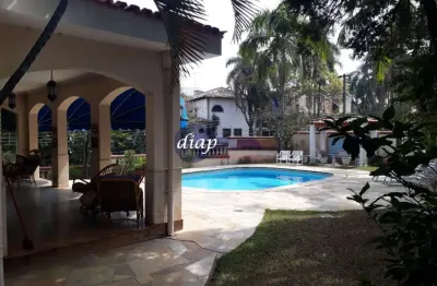 Linda casa com 3 pavimentos, 5 suítes no andar de cima, lavabo, 2 banheiros de empregada, 3 banheiros no vestiário, 2 quartos de empregada,1 aposento