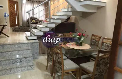 Lindo sobrado com 3 dormitórios, sendo 2 com móveis planejados e uma suíte com hidromassagem, mais um banheiro na parte de cima que atende os 2 quarto