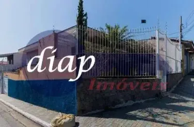 Casa contendo no piso superior 2 dormitórios grandes, mais 1 suíte com closet, wc social com box, sala e cozinha grandes.   piso inferior contendo mai