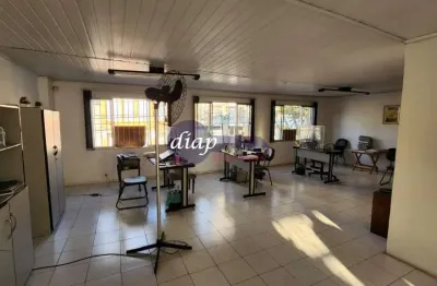 Excelente casa comercial no cambuci com 2 andares, no térreo 1 cozinha, 3 salas, 1 galpão, 1 banheiro, duas entradas, uma para pedestres e outra para