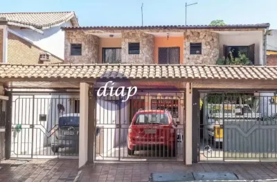 Ótimo sobrado com 3 dormitórios, sendo 1 suíte com sacada, 2 vagas grandes, portão automático, quintal com cobertura móvel e churrasqueira, piso em gr