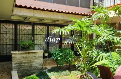 Linda casa na vila monumento com 4 dormitórios, sendo 1 suíte, 4 salas amplas, copa e cozinha, 3 banheiros, 1 lavabo, dependência de empregada, quinta