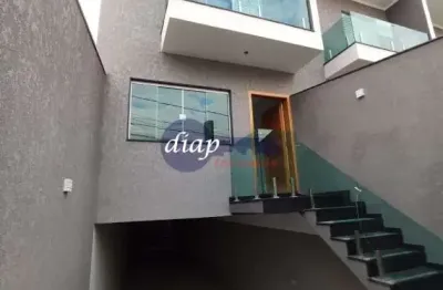 Lindo sobrado novo com 180 metros construídos, divididos em 3 suítes, todas com infraestrutura para ar condicionado, assim como a sala, sala integrada
