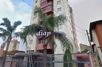 Apartamento duplex com 3 quartos, 1 banheiro (com instalação para outro), cozinha, lavanderia, sala de estar, sala de jantar no andar de cima e closet
