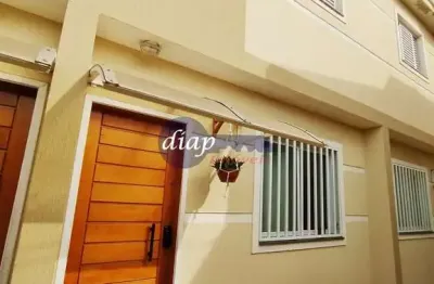 Sobrado de condomínio, dois dormitórios com suítes mais um lavabo, sala com dois ambientes com balcão separando da cozinha, área de serviço com churra
