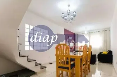 Sobrado com 160m², 4 quartos com dependência de empregada, 4 banheiros, 5 vagas, banheira de hidromassagem com closet no quarto de casal com sacada e