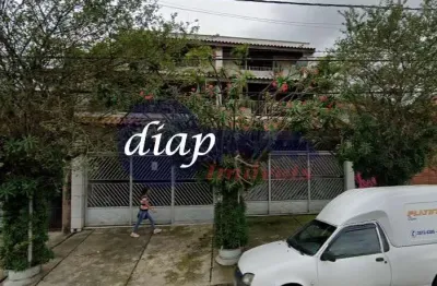 Sobrado de alto padrão, 3 andares, vigas e colunas enormes, 3 vagas, 4 dormitórios amplos, 4 banheiros, 3 varandas, cozinha / sala de almoço, área de