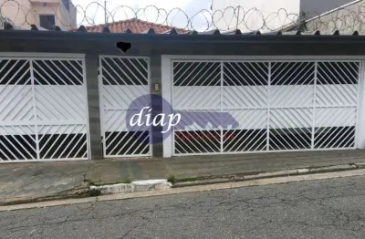 Linda casa assobradada com mais de 260 m² construídos, sendo: - piso térreo (nível da rua) 2 dormitórios + 1 suíte com closet, banheiro com banheira,