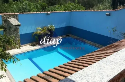 Lindo sobrado com 2 andares + 1 subsolo, possui 3 dormitórios (sendo uma suíte com closet), banheiro, sala ampla para 2 ambientes, lavabo, cozinha amp