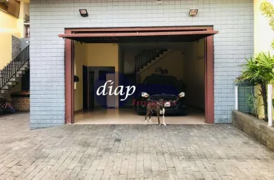 Linda casa com 3 dormitórios, sendo uma suíte, cozinha americana planejada, lavanderia, banheiro, quintal, jardim, churrasqueira e 5 vagas de garagem.