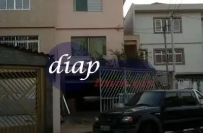 Lindo sobrado com 3 andares, garagem para 2 carros coberta e mais 3 descoberta, 3 quartos (sem suíte), 2 banheiros um em cima e um embaixo. excelente