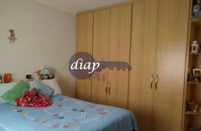 Casa com 3 dormitórios, 3 banheiros, sala, cozinha grande, lavanderia, quintal. Tendo uma parte superior onde possui 01 banheiro e uma sala grande e q