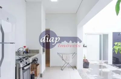 Ótimo sobrado no bairro do brás com 5 dormitórios, sendo 1 suíte, copa e cozinha planejada, ampla sala com jardim de inverno, quintal com área de chur