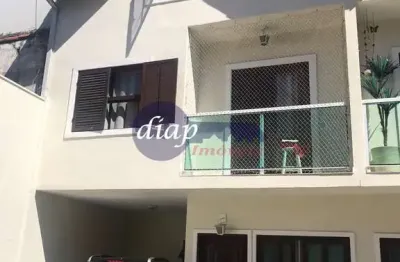 Ótimo sobrado em condomínio fechado na vila granada com 3 dormitórios, sendo uma suíte e um dos quartos com sacada, cozinha, área de serviço, sala par